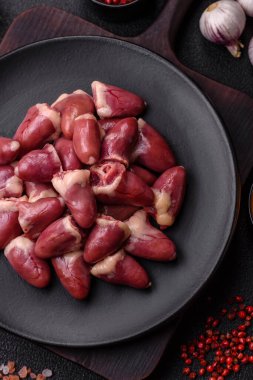 Tuzlu, baharatlı ve çimento kaplı çiğ tavuk kalbi.