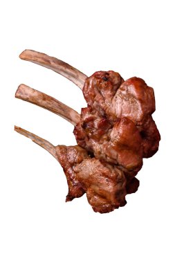 Kemikte ya da kuzu pirzolasında lezzetli sulu et ya da tuzlu, baharatlı ve otlu ızgara dana eti.