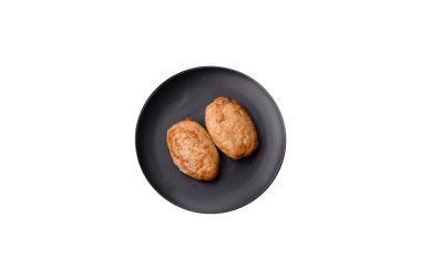 Lezzetli taze kıymalı pirzola, esrarlı ve çimento kaplı baharatlar.