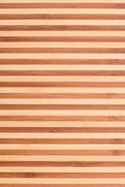 Koyu beton zemin üzerinde kopyalama alanı olan boş dikdörtgen tahta kesme tahtası