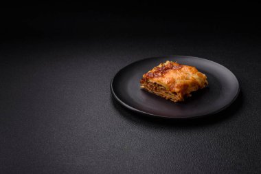 Et, sos, tuz, baharat ve çimento kaplı lezzetli fırınlanmış lazanya makarna.