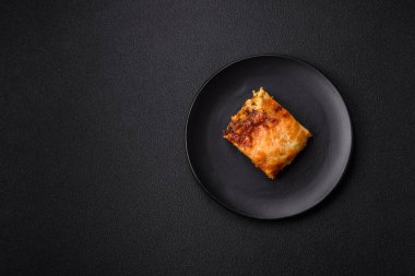 Et, sos, tuz, baharat ve çimento kaplı lezzetli fırınlanmış lazanya makarna.