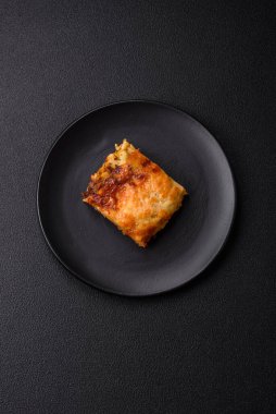 Et, sos, tuz, baharat ve çimento kaplı lezzetli fırınlanmış lazanya makarna.