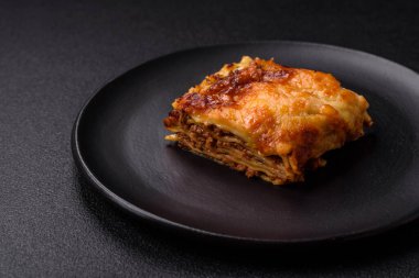 Et, sos, tuz, baharat ve çimento kaplı lezzetli fırınlanmış lazanya makarna.