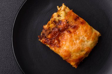 Et, sos, tuz, baharat ve çimento kaplı lezzetli fırınlanmış lazanya makarna.