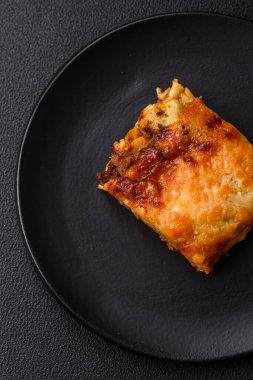 Et, sos, tuz, baharat ve çimento kaplı lezzetli fırınlanmış lazanya makarna.