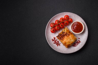 Et, sos, tuz, baharat ve çimento kaplı lezzetli fırınlanmış lazanya makarna.