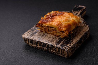 Et, sos, tuz, baharat ve çimento kaplı lezzetli fırınlanmış lazanya makarna.