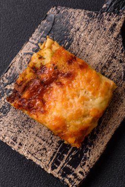 Et, sos, tuz, baharat ve çimento kaplı lezzetli fırınlanmış lazanya makarna.