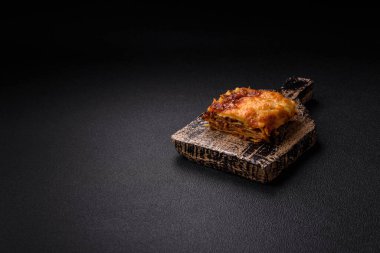 Et, sos, tuz, baharat ve çimento kaplı lezzetli fırınlanmış lazanya makarna.