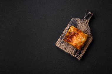 Et, sos, tuz, baharat ve çimento kaplı lezzetli fırınlanmış lazanya makarna.