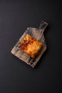 Et, sos, tuz, baharat ve çimento kaplı lezzetli fırınlanmış lazanya makarna.