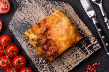 Et, sos, tuz, baharat ve çimento kaplı lezzetli fırınlanmış lazanya makarna.