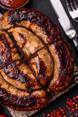 Tuz, baharat ve çimento kaplı bir halkada ızgara sosis.