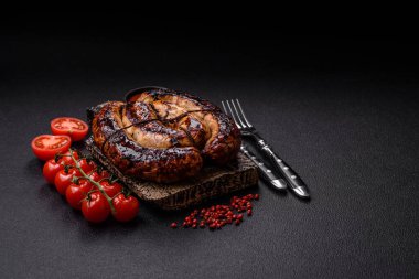 Tuz, baharat ve çimento kaplı bir halkada ızgara sosis.