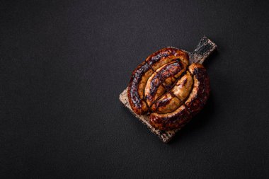 Tuz, baharat ve çimento kaplı bir halkada ızgara sosis.