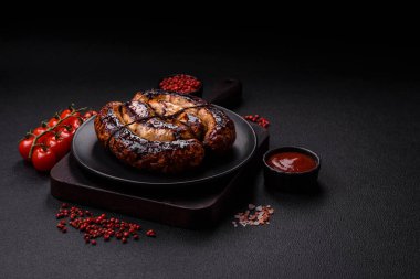 Tuz, baharat ve çimento kaplı bir halkada ızgara sosis.