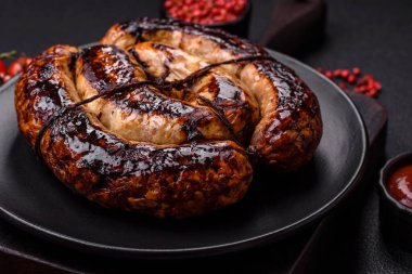 Tuz, baharat ve çimento kaplı bir halkada ızgara sosis.