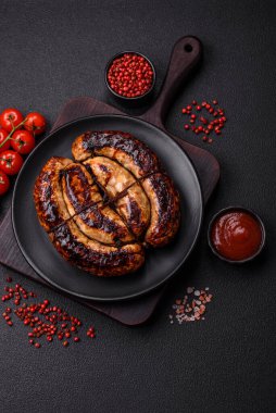 Tuz, baharat ve çimento kaplı bir halkada ızgara sosis.