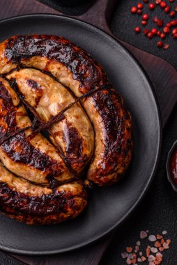 Tuz, baharat ve çimento kaplı bir halkada ızgara sosis.