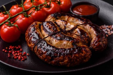 Tuz, baharat ve çimento kaplı bir halkada ızgara sosis.