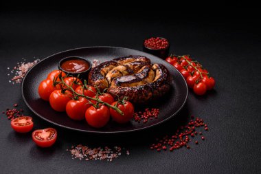 Tuz, baharat ve çimento kaplı bir halkada ızgara sosis.