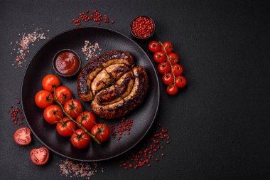 Tuz, baharat ve çimento kaplı bir halkada ızgara sosis.