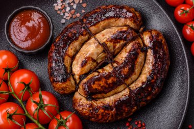 Tuz, baharat ve çimento kaplı bir halkada ızgara sosis.