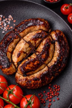 Tuz, baharat ve çimento kaplı bir halkada ızgara sosis.