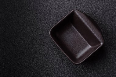 Güzel beyaz seramik et suyu teknesi beton kaplama bir arka planda. Mutfak aletleri