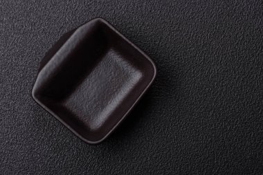 Güzel beyaz seramik et suyu teknesi beton kaplama bir arka planda. Mutfak aletleri