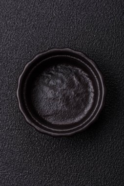 Güzel beyaz seramik et suyu teknesi beton kaplama bir arka planda. Mutfak aletleri