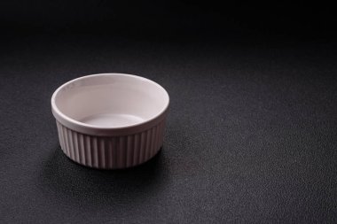 Güzel beyaz seramik et suyu teknesi beton kaplama bir arka planda. Mutfak aletleri