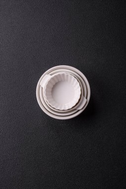 Güzel beyaz seramik et suyu teknesi beton kaplama bir arka planda. Mutfak aletleri