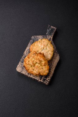 Tuzlu, baharatlı ve çimento kaplı lezzetli kızarmış tavuk pirzolası.