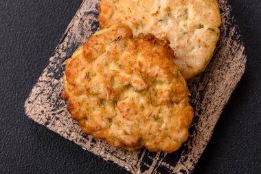 Tuzlu, baharatlı ve çimento kaplı lezzetli kızarmış tavuk pirzolası.