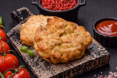 Tuzlu, baharatlı ve çimento kaplı lezzetli kızarmış tavuk pirzolası.