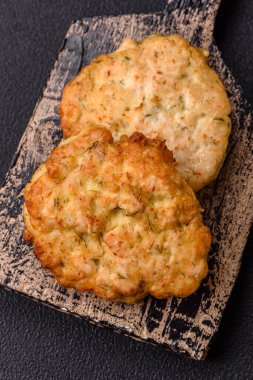 Tuzlu, baharatlı ve çimento kaplı lezzetli kızarmış tavuk pirzolası.