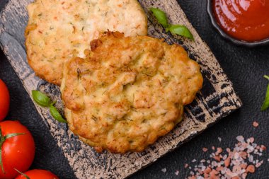 Tuzlu, baharatlı ve çimento kaplı lezzetli kızarmış tavuk pirzolası.