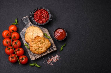 Tuzlu, baharatlı ve çimento kaplı lezzetli kızarmış tavuk pirzolası.