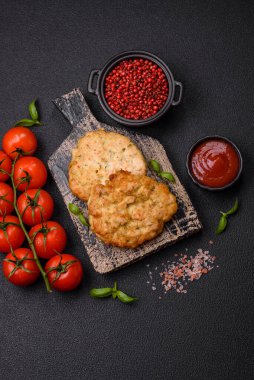 Tuzlu, baharatlı ve çimento kaplı lezzetli kızarmış tavuk pirzolası.