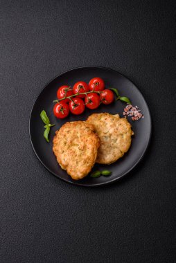 Tuzlu, baharatlı ve çimento kaplı lezzetli kızarmış tavuk pirzolası.