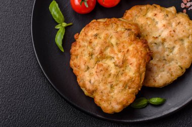 Tuzlu, baharatlı ve çimento kaplı lezzetli kızarmış tavuk pirzolası.