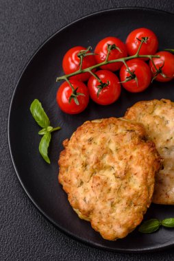 Tuzlu, baharatlı ve çimento kaplı lezzetli kızarmış tavuk pirzolası.
