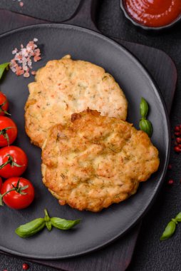 Tuzlu, baharatlı ve çimento kaplı lezzetli kızarmış tavuk pirzolası.