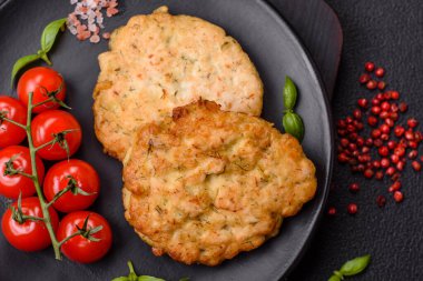 Tuzlu, baharatlı ve çimento kaplı lezzetli kızarmış tavuk pirzolası.