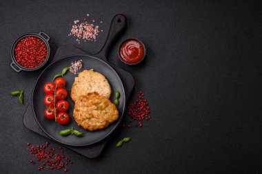 Tuzlu, baharatlı ve çimento kaplı lezzetli kızarmış tavuk pirzolası.