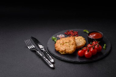 Tuzlu, baharatlı ve çimento kaplı lezzetli kızarmış tavuk pirzolası.