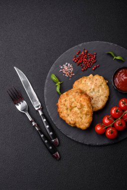 Tuzlu, baharatlı ve çimento kaplı lezzetli kızarmış tavuk pirzolası.