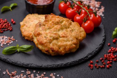 Tuzlu, baharatlı ve çimento kaplı lezzetli kızarmış tavuk pirzolası.